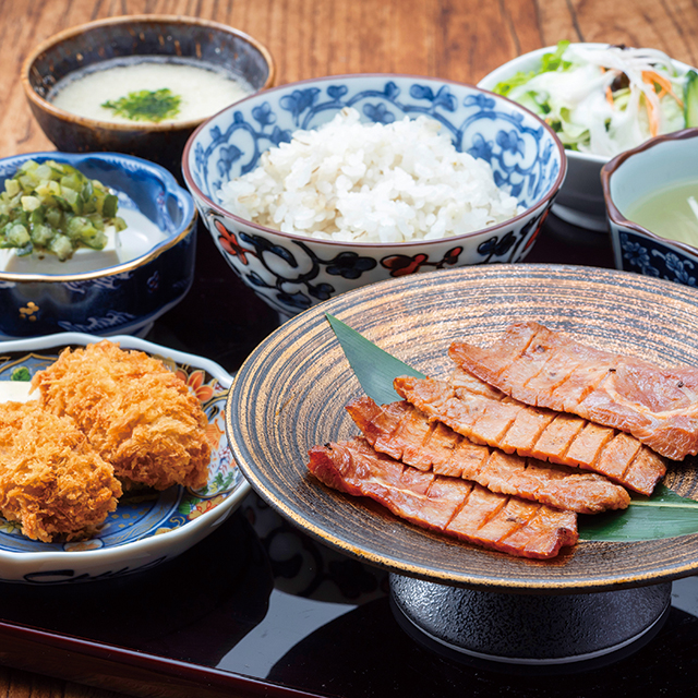 牛タンとカキフライ御膳　1870円(税込)
