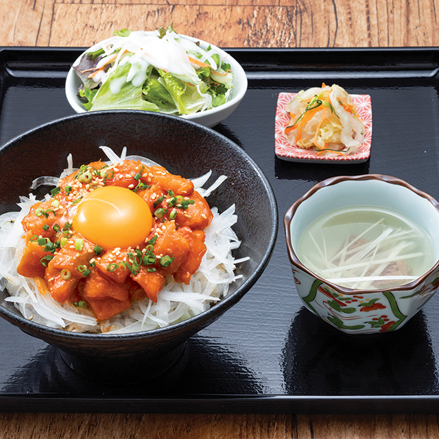 伊達サーモンユッケ丼　1100円(税込)